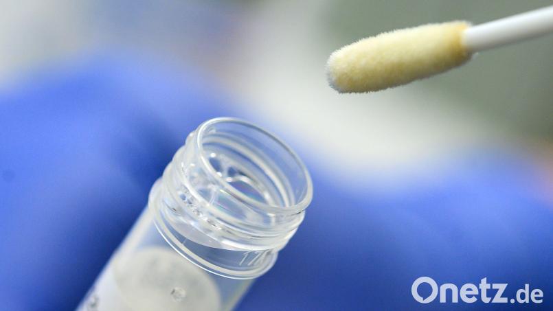 212 Landkreis-Bewohner galten zwischen dem 4. und 10. Januar als mit dem Coronavirus infiziert. Bei 30 Fällen im Landkreis wurde bisher die Omikron-Variante bestätigt. Symbolbild: Sebastian Gollnow / dpa