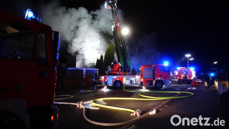 In der Parksteiner Straße in Weiden brannte am Montagabend kurz vor Mitternacht ein Haus. Nach ersten Angaben bleiben 16 Bewohner unverletzt. Bild: ui