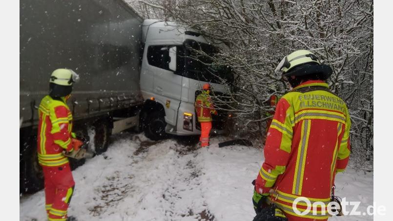 Ein Lkw-Fahrer konnte seinen Sattelzug nicht mehr auf der Fahrbahn halten. Bei Glätte ereigneten sich am Samstag auf der A6 etliche Unfälle Bild: KBM Thorsten Jobst/KFV-AS