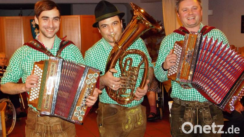 Die Roum-Boum Sebastian, Dominik und Thomas (von links) steuern ihre Gstanzl zur Feier des Kastler Rechts bei. Bild: jp