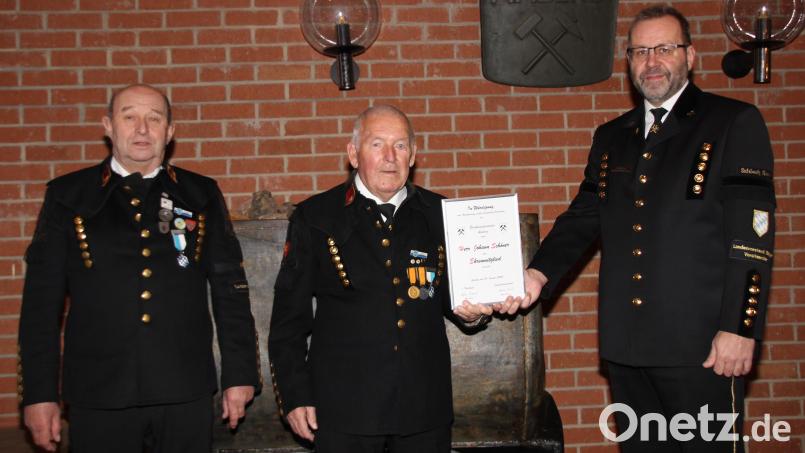 Armin Kraus (rechts) vom Landesverband der Bergknappen ernannte Hans Schöner (Mitte) zum Ehrenmitglied der Amberger Bergknappen; Vorsitzender Alfons Bauer (links) gratulierte. Bild: ads