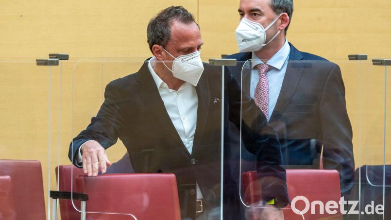 Thorsten Glauber (l) und Hubert Aiwanger müssen sich in Quarantäne begeben. Archivbild: Peter Kneffel/dpa