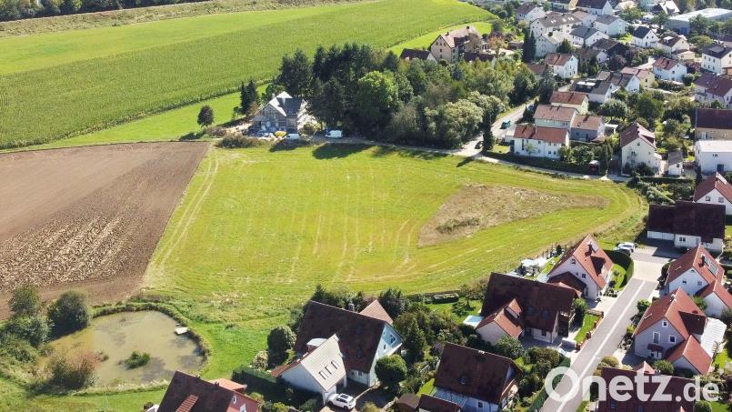 Im Luftbild ist die Fläche im Drillingsfeld gut zu erkennen, wo der achtgruppige Kindergarten des BRK entstehen soll. Luftbild: ref