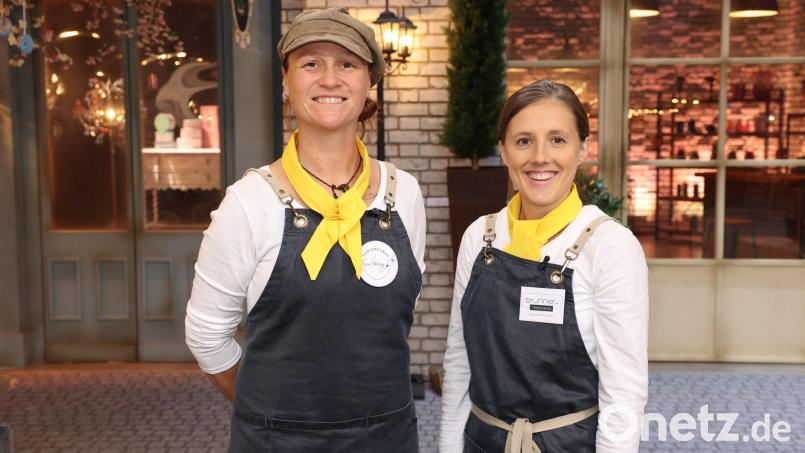 So sehen Siegerinnen aus: Tina Herzog und Carolin Brunner (von links) bei der RTL-Show &quot;Master of Sweets&quot;. Bild:  RTL / Frank W. Hempel