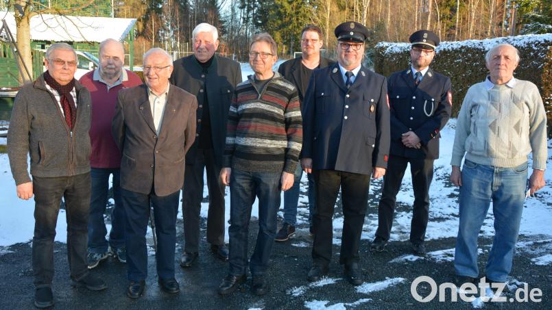 Ehrungen für die Jahre 2021 und 2022 nahm die Feuerwehr Pechbrunn vor. Im Bild (von links) Siegfried Malzer, Heinz Herdegen, Walter Stiefl, Arno Ritz, Reinfried Sußmann, Bürgermeister Stephan Schübel, Martin Rögner, Kommandant Mario Schulze und Otto Seitz. Bild: jr