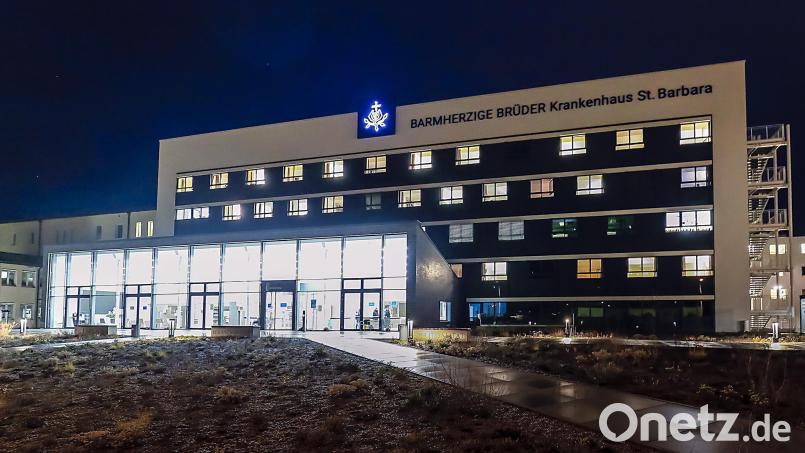 Das Krankenhaus St. Barbara in Schwandorf. Dort sind knapp 90 Prozent aller Mitarbeiter geimpft. Bei den Ärzten sind es 100 Prozent. Archivbild: Hösamer, Clemens