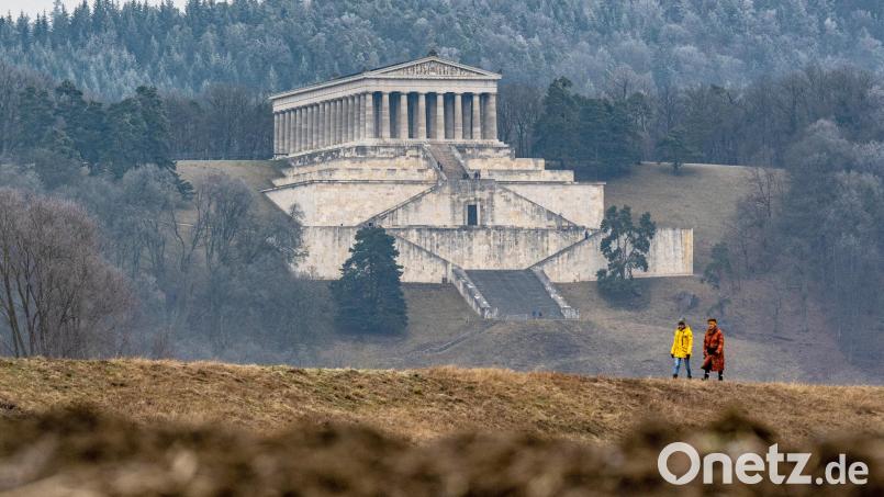 Imposant und ehrwürdig thront die Walhalla über den Besuchern, die sich ihr über viele Stufen nähern. Das Erbe aus dem 19. Jahrhundert ist kein ganz leichtes – nun ruht die Verantwortung für das Bauwerk auf Rebecca Seidl. Bild: Armin Weigel/dpa