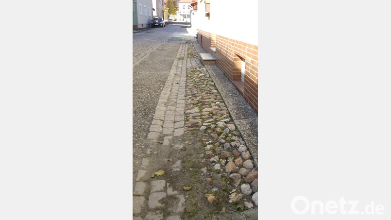Der schlechte Zustand der Postgasse, wie er auf dem Bild zu sehen ist, gehört der Vergangenheit an. Sie war die einzige Straße in der Innenstadt, deren Belag noch im Originalzustand samt Katzenkopf-Pflaster erhalten war. Der historische Belag mit seinen Unebenheiten und Stolperfallen war für Rollstuhl- und Rollatorfahrer Zumutung und Gefahrenquelle. Archivbild: u