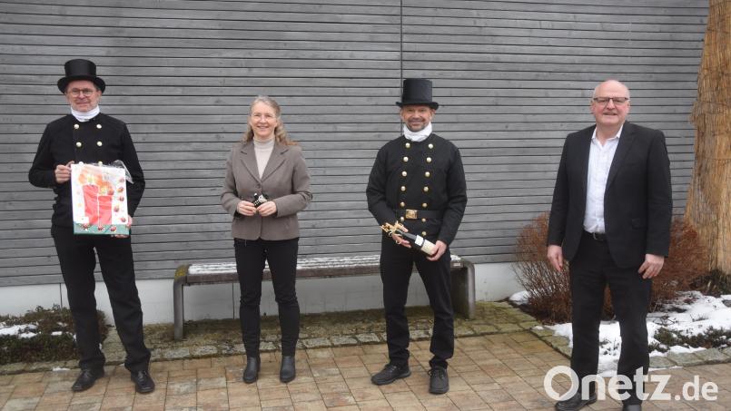 Peter Wilhelm übergibt an Hannelore Haberzett zusammen mit seinem Kollegen Markus Flieger 10.000 Euro Spende. Armin Wolf (von links) bedankt sich für den Träger, die Katholische Jugendfürsorge. Bild: fz