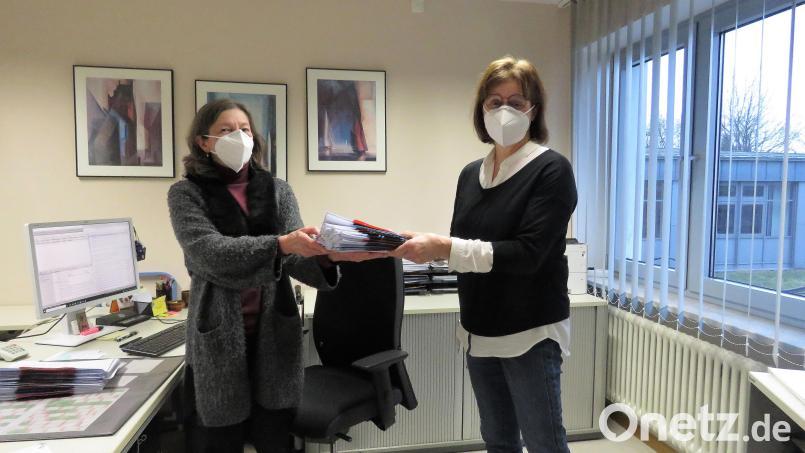 VHS-Leiterin Angelika Schraml und Mitarbeiterin Gabi Schertler (von links) waren in der Woche nach Neujahr allein im Einsatz. Wie in vielen Betrieben hat auch die Volkshochschule wegen Urlaub und Corona das Arbeitspensum über die Feiertage heruntergefahren. Bild: ubb