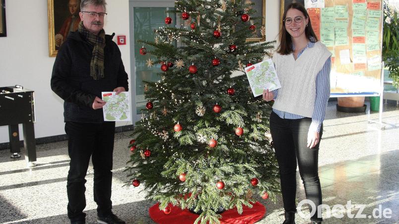 Nina Lang von der Steinwald-Allianz und Bürgermeister Wolfgang Braun stellten den neuen Service für Langläufer vor. Bild: wro