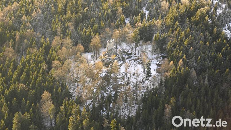 Der Steinwald (im Bild die Burgruine Weißenstein) ist auch im Winter ein beliebtes Wandergebiet. Schilder liefern Besuchern nun Informationen und wichtige Verhaltensregeln. Luftbild: mür