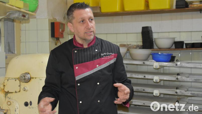 Bäckermeister Manuel Neugirg betreibt seit 2004 den Reuther Dorfbeck. Jetzt bietet er sein Geschäftsgebäude zum Verkauf oder zur Verpachtung an. Archivbild: lue