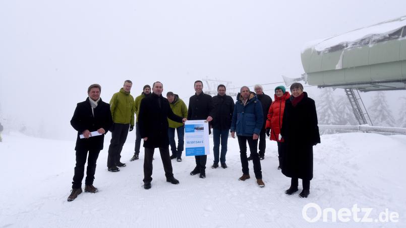 Offizielle Übergabe des Förderbescheids über den Neubau der Seilbahnen am Ochsenkopf durch den Bayerischen Staatsminister für Wirtschaft, Landesentwicklung und Energie, Hubert Aiwanger (Vierter von links), an den Zweckverband zur Förderung des Tourismus und des Wintersports im Fichtelgebirge. Bayreuths Landrat Florian Wiedemann (Sechste von links) nahm den Bescheid entgegen. Bild: Ralf Münch/exb