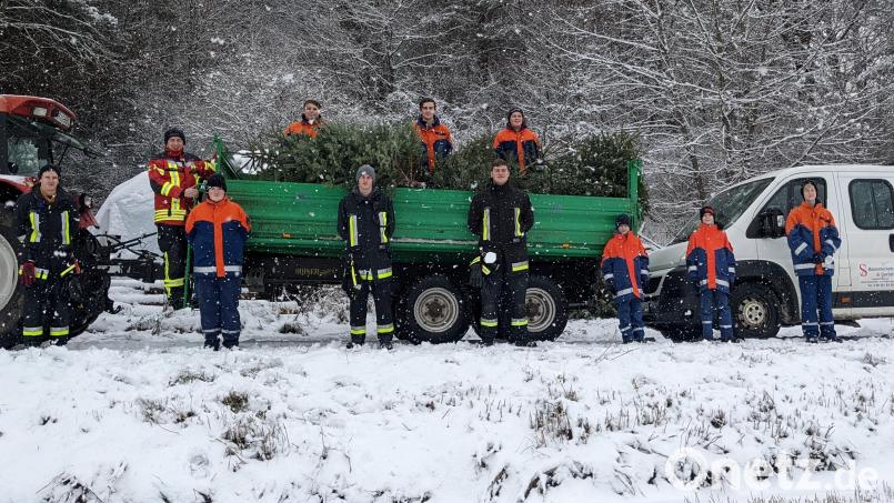 Die Jugendfeuerwehr Ursensollen sammelt Christbäume ein, die zu Hackschnitzel verarbeitet werden. Bild: egl