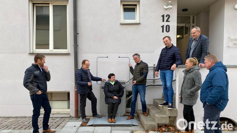 Die CSU-Stadtratsfraktion macht sich vor Ort ein Bild von der Sanierung der Postgasse in Hirschau. Als richtig erachtet man, dass für einen behindertengerechten Zugang zur Tagespflege statt einer Rampe ein platzsparender Treppenlift angebracht wurde (von links): Christian Gnan, Hans-Jürgen Schönberger, Zweite Bürgermeisterin Bärbel Birner, Erster Bürgermeister Hermann Falk, Dritter Bürgermeister Hermann Gebhard, Michaela Meier, Josef Luber und Martin Merkl. Bild: u