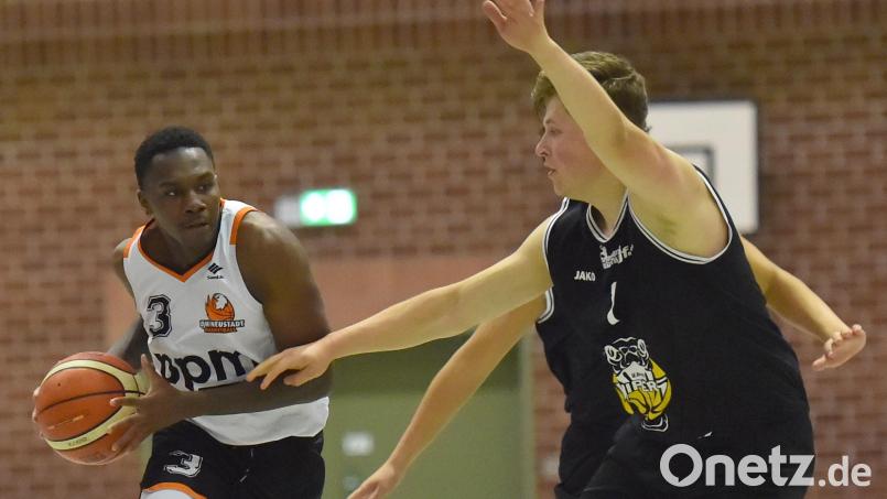 Kenny Walters (links) war mit 30 Punkten, einigen Dreiern und vier spektakulären Dunks der herausragende Neustädter Akteur gegen Tabellenführer TenneT young heroes Bayreuth II. Archivbild: A. Schwarzmeier