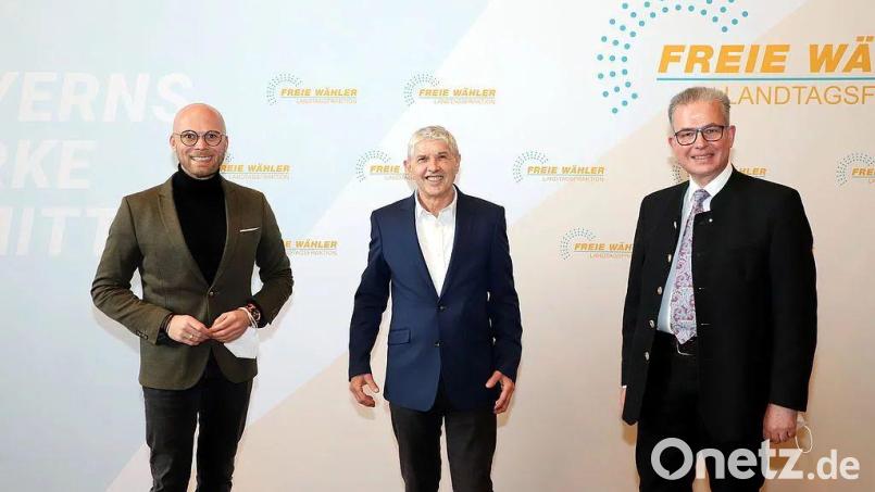 Parlamentarischer Geschäftsführer Fabian Mehring (l.) und Fraktionschef Florian Streibl (r.) gratulieren dem neuen kommunalpolitischen Sprecher der Freien Wähler für den Landtag, Robert Riedl aus dem Landkreis Cham. Bild: exb