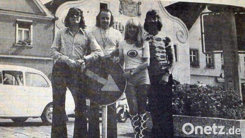 „Middle of the Road“ im Sommer 1971 in Schwandorf. Das Foto entstand bei einem Bummel der angehenden Supergruppe durch die Stadt, der sie auch zu einer Eisdiele und in einen Plattenladen führte. Die Band war für drei Auftritte in der Diskothek „Apollo“ engagiert worden. Archivbild: Naabtal-Kurier/Taubert/exb