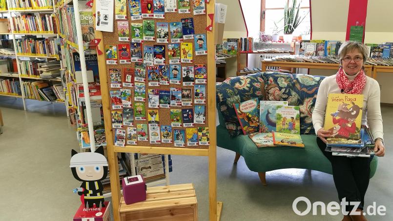 Renate Stigler blättert die neuen Bilderbücher durch, bevor sie diese in die Regale der Stadtbibliothek einräumt. Bei den Kindern sehr beliebt sind die Tonies-Hörspiel-Figuren (links vorne, Auswahl an der Pinnwand). Bild: Portner