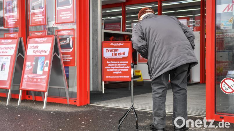 Einfach so eintreten? Manch einer traut seinen Augen nicht, wenn er auf dem Schild liest, dass Kunden im Marktredwitzer Media-Markt weder einen Impfnachweis noch einen negativen Coronatest vorzeigen müssen. Bild: Florian Miedl/fph