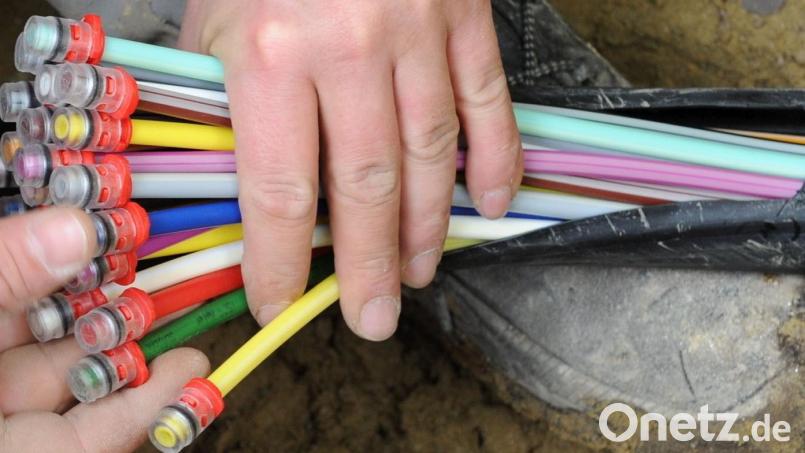 Die Firma Leonet möchte noch heuer damit beginnen, in Nabburg Glasfaser zu verlegen. Damit sich für die Firma der eigenwirtschaftliche Ausbau rentiert, braucht sie in den nächsten Wochen noch rund 200 abgeschlossene Verträge. Symbolbild: Peter Kneffel/dpa