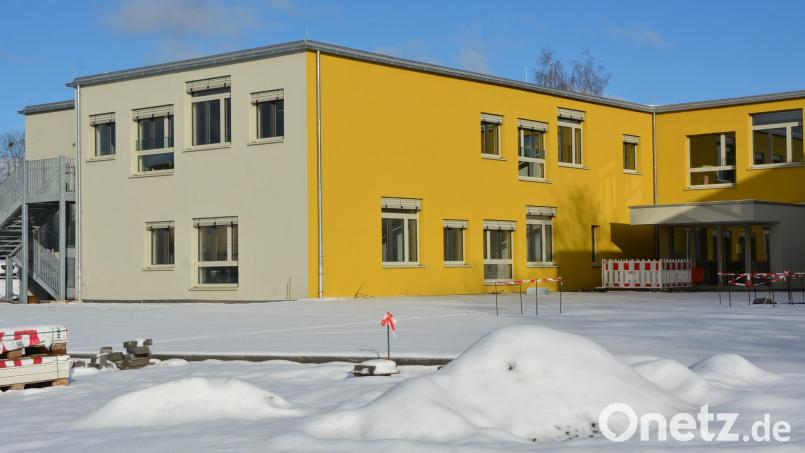 Der Betriebsstart im neuen Kinderhort (Erdgeschoss) und den Räumen der Ganztagsbetreuung (Obergeschoss) neben der Mitterteicher Grundschule verzögert sich weiter, der Innenausbau ist noch nicht abgeschlossen. Bild: jr