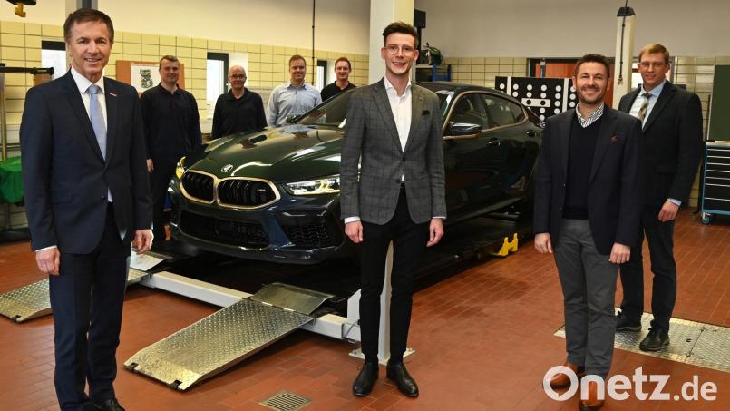 Freuten sich bei der Fahrzeugübergabe: (vorne, von links) Hans Schmidt, stellvertretender HWK-Hauptgeschäftsführer, Johann Baptist jun. Lell, Inhaber BMW Autohaus J.B. LELL GmbH & Co. KG Weiden, Nico Berner, Business Partner der BMW AG, und Bildungszentrumsleiter Tobias Knauer, sowie (hinten, von links) Alexander Oppl, Harald Reiter, Sebastian Söllner und Thorsten Hammer. Bild: Foto Kraus/exb