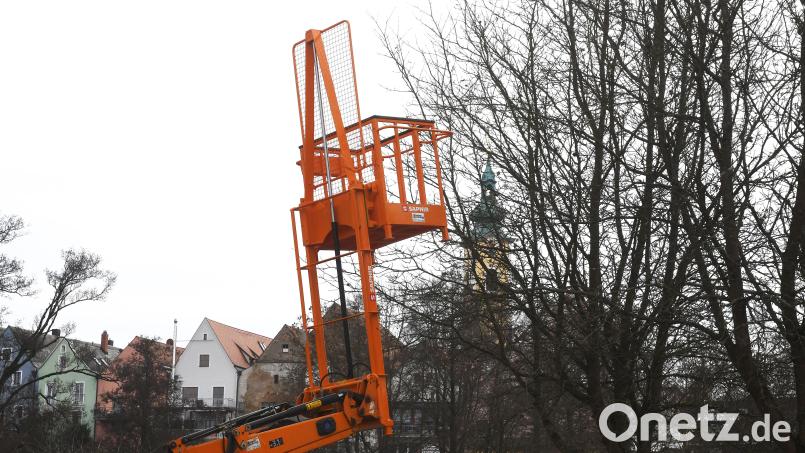 Die neue Arbeitsplattform für den Frontlader erlaubt den Beschäftigten des Neustädter Bauhofs Arbeiten in einer Höhe von bis zu sechs Metern. Bild: Gabi Schönberger