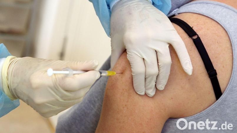 Eine Frau bekommt in der Praxis ihrer Hausärztin ihre Booster-Impfung. Symbolbild: Wolfgang Kumm/dpa