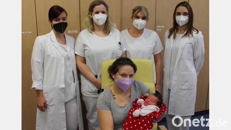 Mama Annalena mit der kleinen Lilith Persephone. Sie kam am 31. Dezember um 23.17 Uhr auf die Welt - also gerade noch so 2021. Ebenfalls mit am Bild: (von links) Dr. Nicola Tesackova, Hebamme Vanessa Keller, Carola Balscher und Oberärztin Dr. Beata Deak. Bild: Michael Reindl/exb
