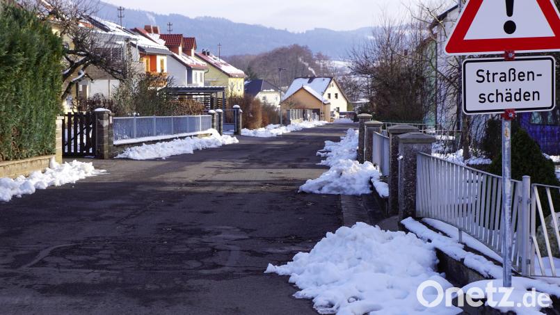Thema bei der Bürgerversammlung im vergangenen Jahr waren die Zustände in der Rosenstraße und dem Armesbergweg (Bild). Noch in diesem Jahr soll ein Planungsauftrag für die Sanierung ergehen und 2023 ist die Umsetzung vorgesehen Bild: bkr