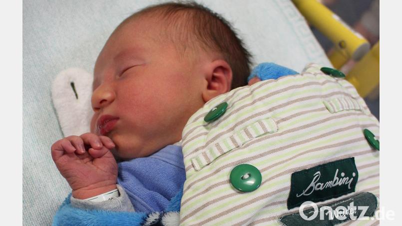 Baby Max kam am 1. Januar um 7 Uhr morgens im Klinikum Weiden zur Welt und ist der ganze Stolz seiner Eltern Magdalena und Julian. Bild: Reindl/exb