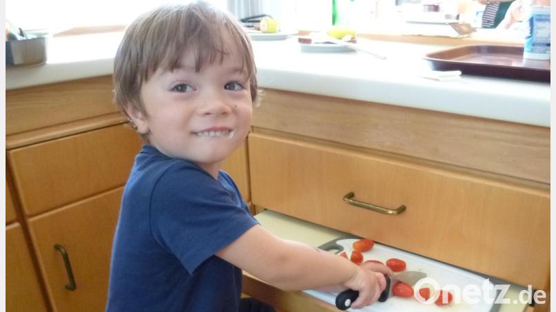 Frederick schnippelt mit Eifer die Tomaten beim Kurs „Kinder an die Töpfe&quot;. Bild: AELF/exb