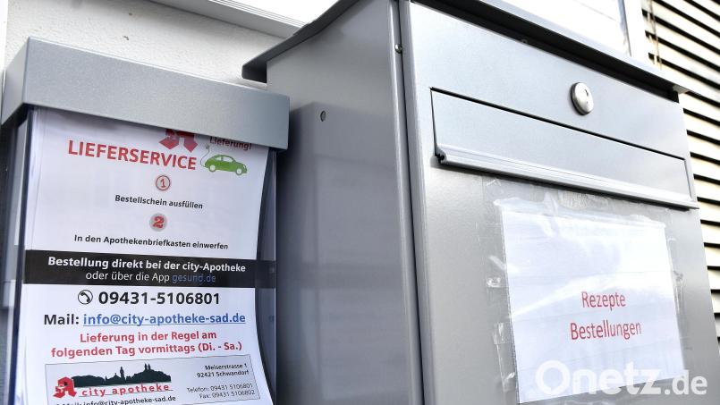Von der Kloster-Apotheke in Ensdorf ist nur noch ein Briefkasten übrig. Wer sein Rezept dort einwirft, bekommt aus der City-Apotheke Schwandorf innerhalb eines Tages seine Medikamente kostenlos geliefert. Bild: Petra Hartl