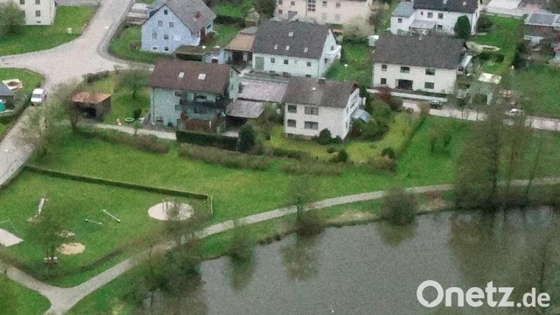 Zwischen dem Kinderspielplatz (links unten) und der oberhalb liegenden Bebauung soll ein Baugrundstück ausgewiesen werden. Das zweite Grundstück liegt im Anschluss an die beiden Wohnhäuser zwischen dem Fußweg am Herrenpoint-Weiher und der Leuchtenberger Straße. Bild: bey