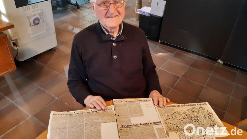 Die Gebietsreform war vor 50 Jahren in den Heimatzeitungen ein großes Thema, das die Bürger bewegte. Der damalige Speichersdorfer Gemeinderat Helmut Raps hat viele Artikel darüber gesammelt. Bild: Peter Rauscher/Nordbayerischer Kurier/exb