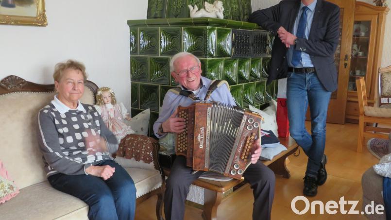Am Geburtstag griff Josef Eckert zur Freude seiner Frau Uschi und Bürgermeister Ernst Schicketanz nach seinem Instrument und spielte ein Ständchen. Bild: adj