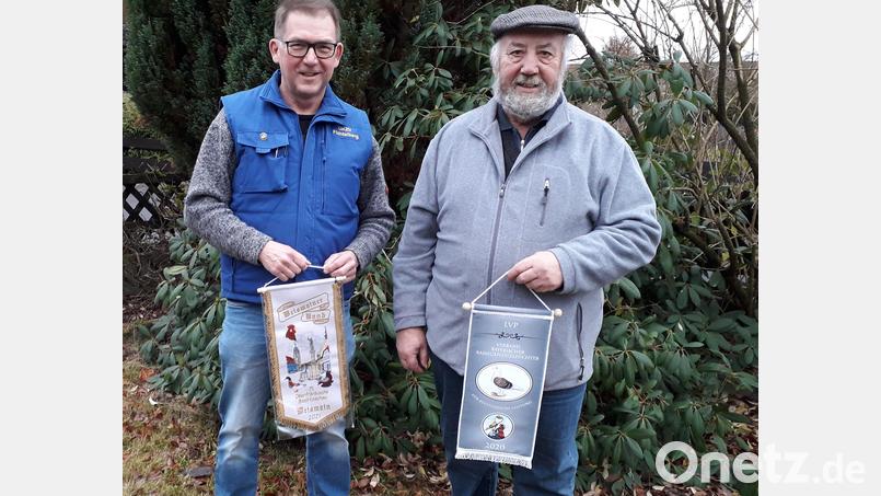 Stephan Müller (links) und Engelbert Auer waren bei der oberfränkischen Bezirksgeflügelschau in Weismain erfolgreich. Bild: Geflügel- und Kaninchenzuchtverein Fichtelberg/exb