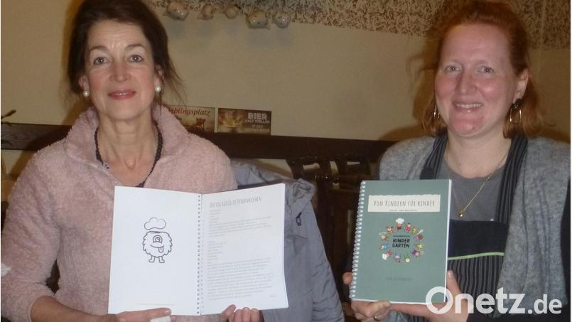 Erfinderische Frauen: Marion Weiß und Christina Ziereis (von links) präsentieren das Rezeptbuch. Bild: mad