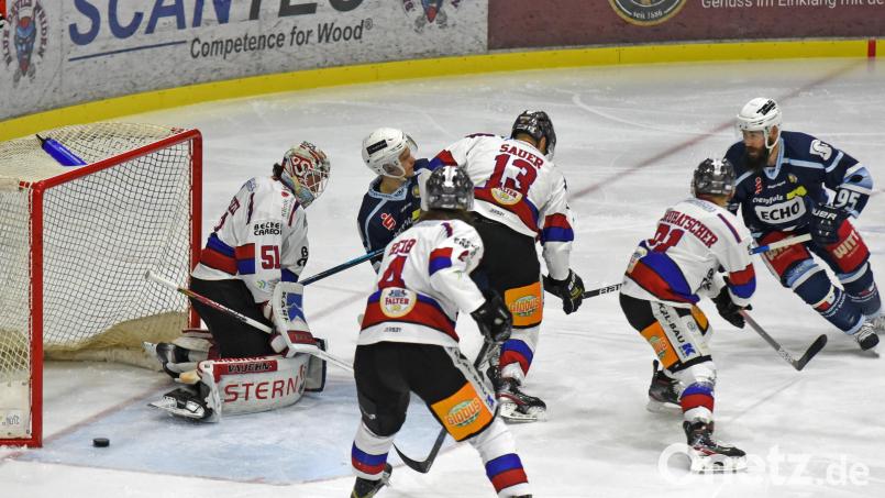 Szene aus einem Spiel zwischen den Blue Devils Weiden (blaues Trikot) und dem Deggendorfer SC: Momentan ruht bei beiden Clubs wegen Corona der Spielbetrieb. Archivbild: gb