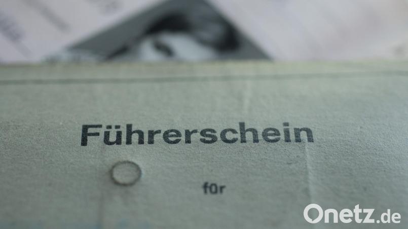 Spätestens 2033 ist Schluss: Bis dann müssen alle alten Führerscheine gegen neue Plastikkärtchen im einheitlichen, fälschungssicheren EU-Standard umgetauscht sein. Symbolbild: Wolfram Kastl