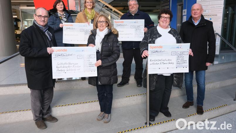 2000 Euro konnten Vertreter des Lions-Clubs Amberg-Sulzbach an Spenden überreichen. Vorne, von links Club-Schatzmeister Hans Fürnkäs, Petra Waldhauser (Selbsthilfegruppe krebskranker Kinder), Karin Borchers (Kinderpalliativteam Ostbayern am Klinikum St. Marien) und Club-Präsident Gustl Walleter. Dahinter Daniela Bernschneider und Brigitte Breitfelder (Kinderschutzbund) sowie Carsten-Armin Jakimowicz (Malteser). Bild: usc