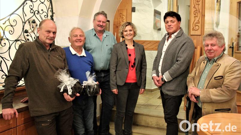 Die Metzgerinnung Tirschenreuth/Kemnath um den wiedergewählten Obermeister Herbert Thiem (Zweiter von rechts) verabschiedete ihre langjährigen Mitglieder Michael Schwägerl und Otto Wiesend (von links). Bild: stg