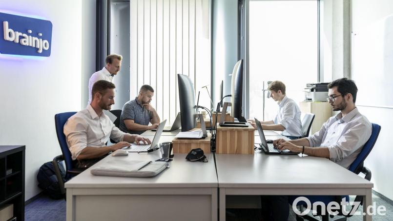 Im Podcast Gründersofa sprechen Christian Gnerlich (stehend) und Markus Wensauer (vorne links) vom Start-up &quot;brainjo&quot; über die Gründungsphase. Bild: Florian Hammerich/exb