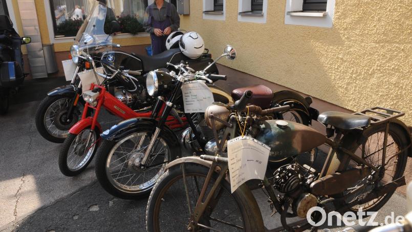 Alte bis uralte Zweiräder, natürlich voll funktionstüchtig und gepflegt, sind das Markenzeichen des Oberpfälzer Veteranenclubs. Bild: ige