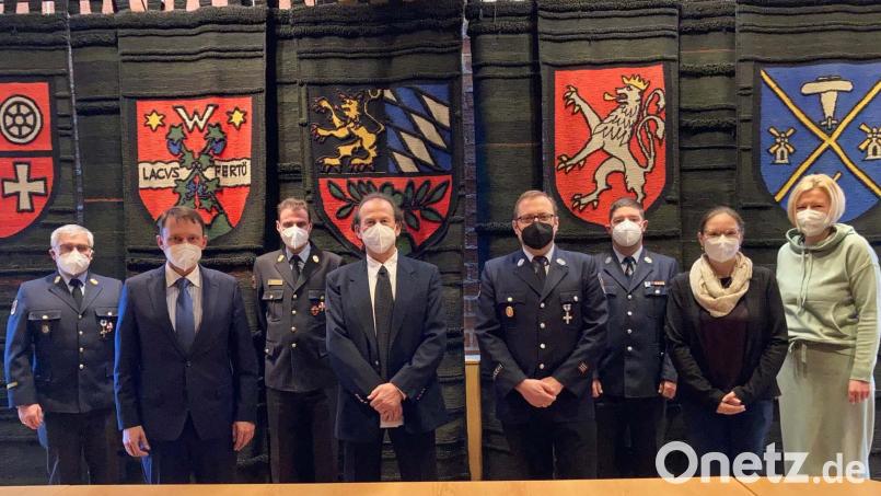 Oberbürgermeister Jens Meyer (Zweiter von links) dankte Peter Pfaffenzeller (Vierter von links), Thomas Schell (Fünfter), Ronny Preßl (Dritter von rechts) für ihre Arbeit im Katastrophenschutz. Bild: Stadt Weiden/exb