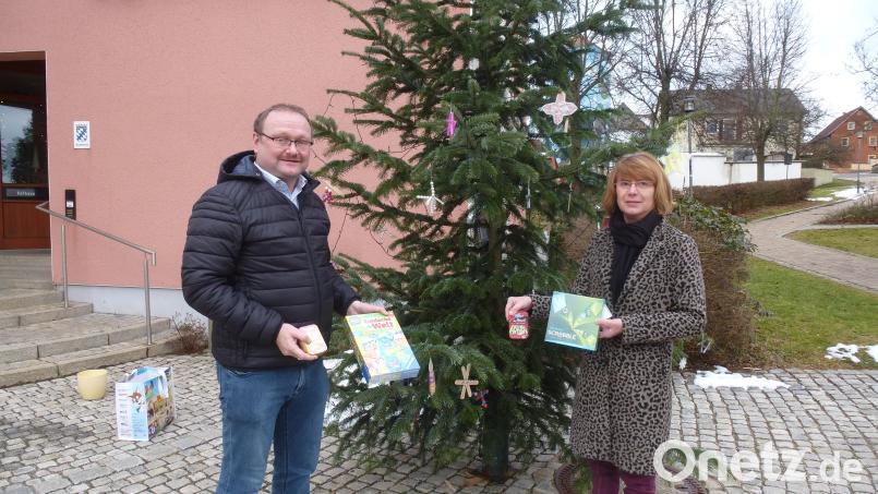 Bürgermeister Uwe König und Markträtin Erika Urban freuen sich mit Preisträgern über die gelungene Aktion Weihnachtssterne. Bild: bk