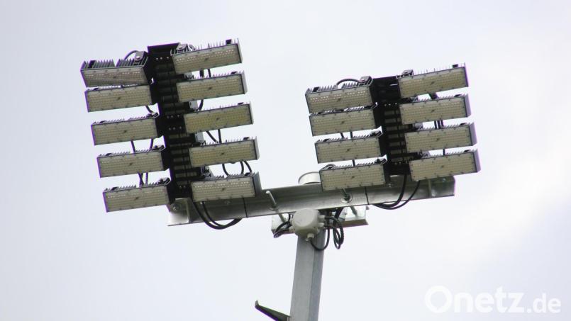 Neue energiesparende LED-Flutlichtlampen hat der SC Mähring installiert. Die Marktgemeinde gewährt zu den Restkosten, die der Verein zu tragen hat, einen Zuschuss in Höhe von fünf Prozent. Bild: kro