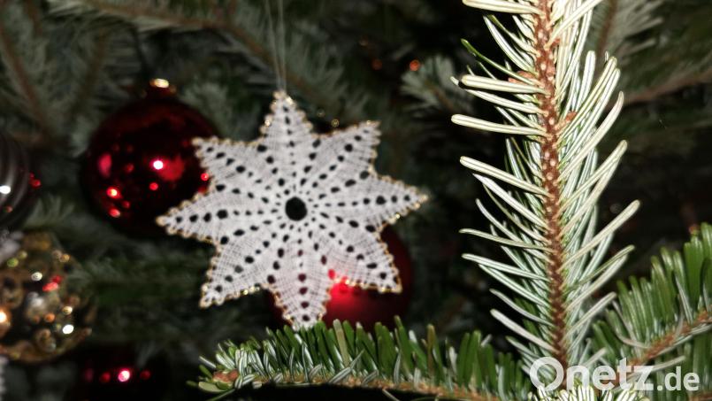 Wenn der Christbaum zu nadeln anfängt, dann fliegt er aus der Wohnung. In Oberviechtach bleiben aber viele Weihnachtsbäume bis 2. Februar stehen. Bild: Portner